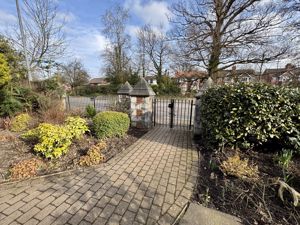 Shoppers Entrance- click for photo gallery